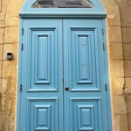 Traditional Townhouse On The Main Street In Valletta Blue Door מראה חיצוני תמונה